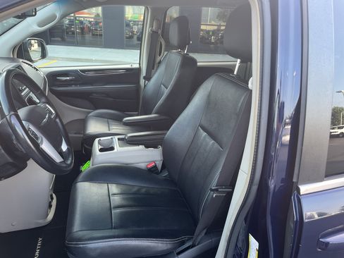 Used 2016 Chrysler Town & Country Touring FWD image 28