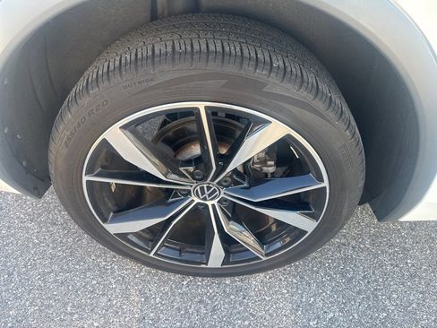 Used 2024 Volkswagen Tiguan SEL R-Line image 9