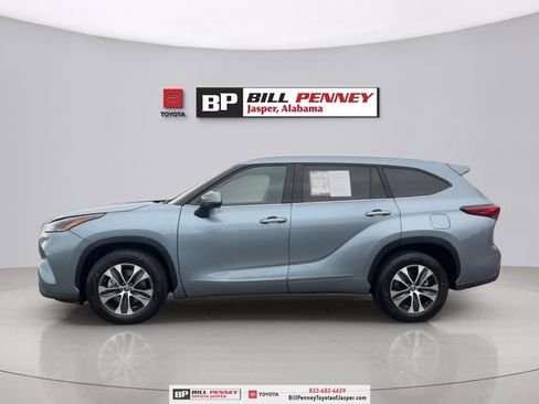 Used 2022 Toyota Highlander XLE image 2