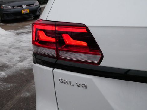 Certified 2022 Volkswagen Atlas SEL R-Line image 17