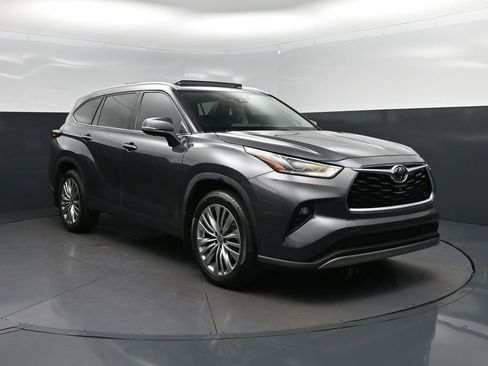 Used 2023 Toyota Highlander Platinum FWD image 9