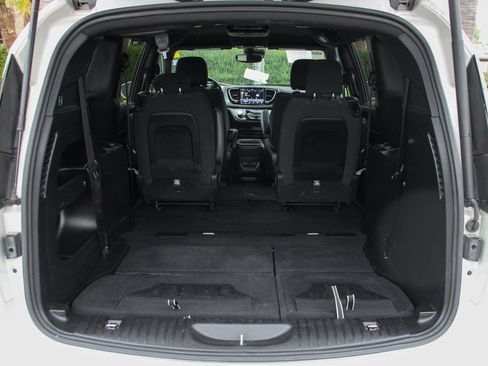 Used 2021 Chrysler Pacifica Touring w/ S Appearance Package image 9