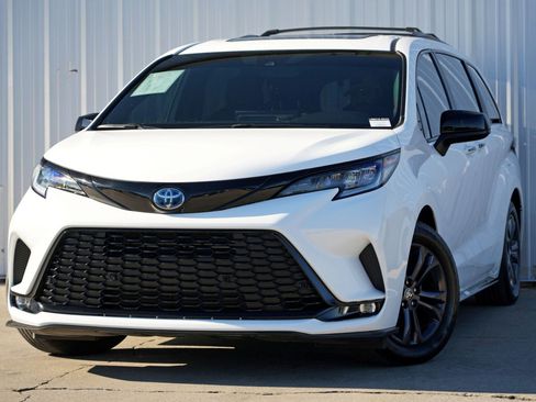 Used 2025 Toyota Sienna XSE w/ XSE Plus Package image 3