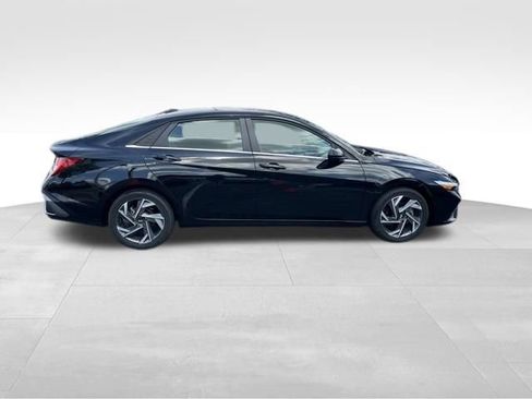 Used 2025 Hyundai Elantra SEL FWD image 8