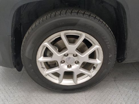 Used 2020 Jeep Renegade Latitude w/ Popular Equipment Group FWD image 31