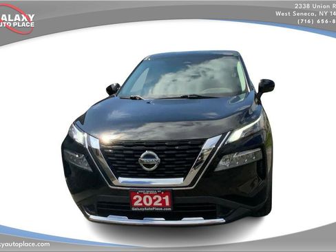 Used 2021 Nissan Rogue SV image 2
