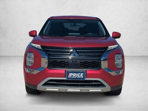 Used 2024 Mitsubishi Outlander SE image 2