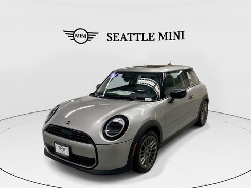 Used 2025 MINI Cooper 2-Door Hardtop FWD image 1