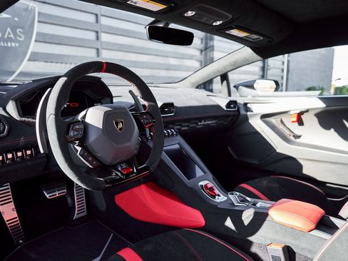 Used 2024 Lamborghini Huracan STO image 2