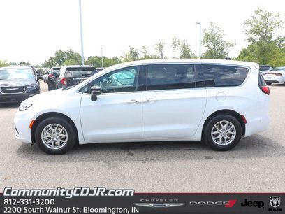 New 2025 Chrysler Pacifica Select