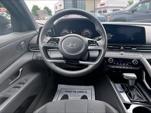 Used 2025 Hyundai Elantra SEL FWD image 8