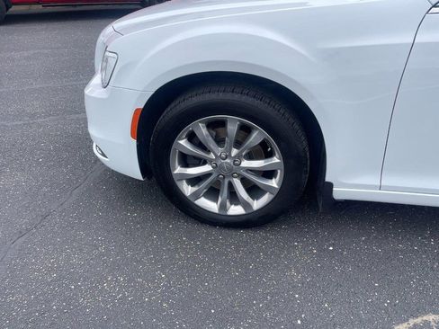 Used 2019 Chrysler 300 Touring w/ Driver Convenience Group AWD/4WD image 8
