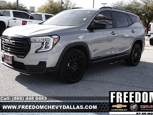 Used 2024 GMC Terrain SLE w/ Driver Convenience Package image 4