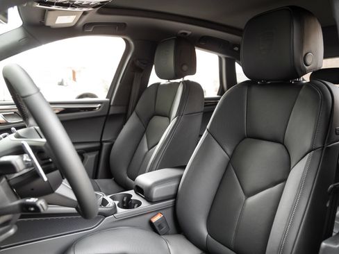 Certified 2026 Porsche Macan AWD/4WD image 5