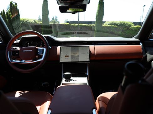 Certified 2025 Land Rover Range Rover SV AWD/4WD image 14