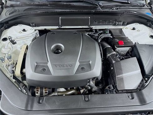 Used 2020 Volvo XC60 T5 Momentum image 30