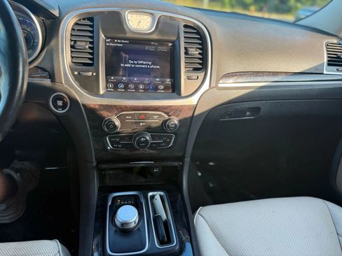 Used 2018 Chrysler 300 Limited image 12