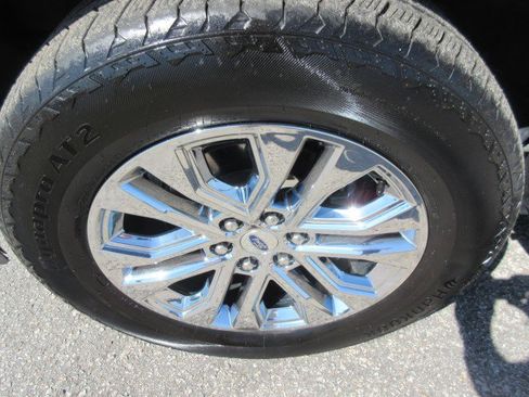 Used 2025 Ford F150 Lariat w/ Equipment Group 502A High image 9