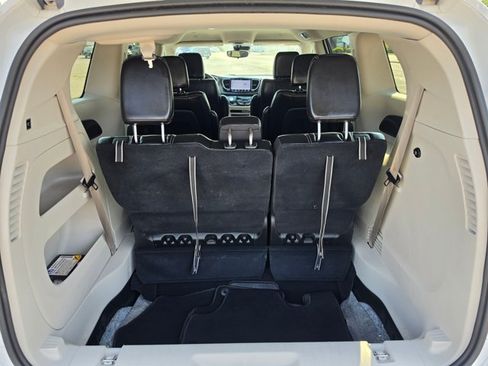 Used 2024 Chrysler Pacifica Touring-L FWD image 16