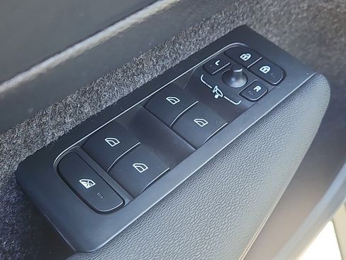 Used 2025 Volvo XC40 B5 Plus w/ Protection Package Premier image 21