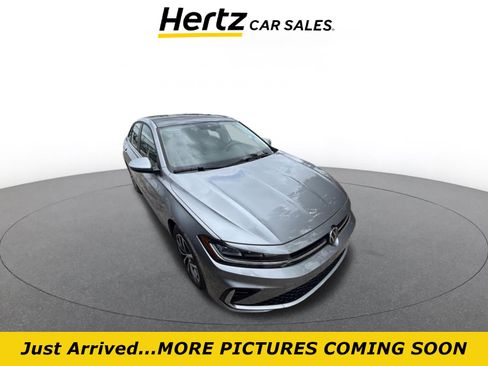 Used 2025 Volkswagen Jetta SE image 1