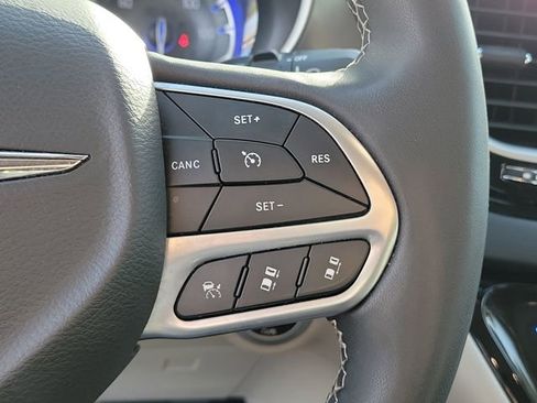 Used 2023 Chrysler Pacifica Touring-L FWD image 25