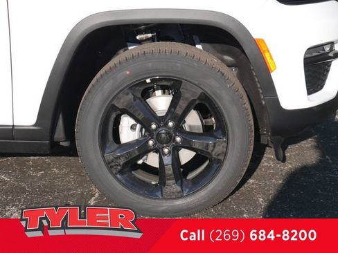 New 2025 Jeep Grand Cherokee Limited w/ Black Appearance Package AWD/4WD image 44