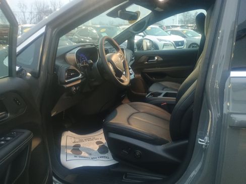 Used 2025 Chrysler Pacifica Select image 20