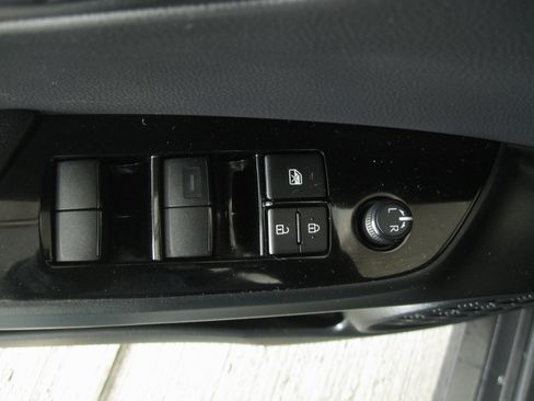 Used 2021 Toyota Prius LE image 11