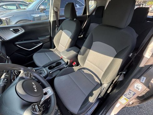 Used 2025 Kia Soul LX w/ LX Technology Package FWD image 29