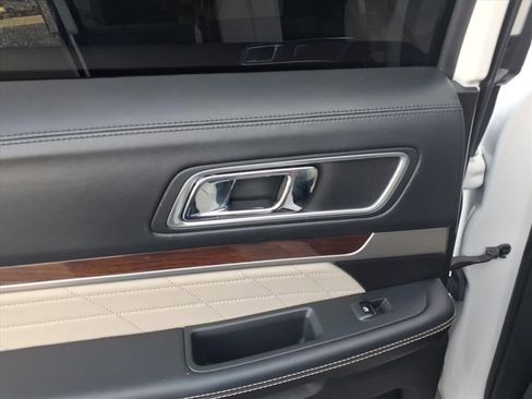 Used 2017 Ford Explorer Platinum image 8