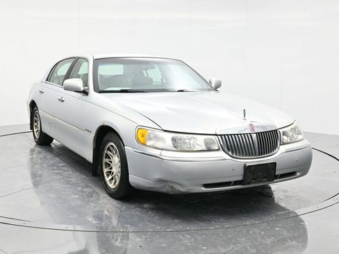 Used 2002 Lincoln Town Car Signature image 3