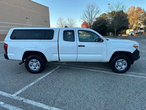 Used 2018 Toyota Tacoma SR image 29