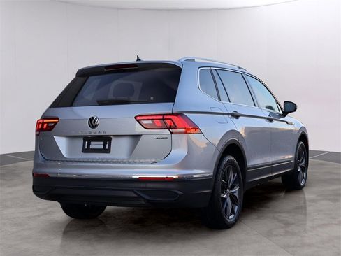 Used 2022 Volkswagen Tiguan SE w/ Panoramic Sunroof Package image 7