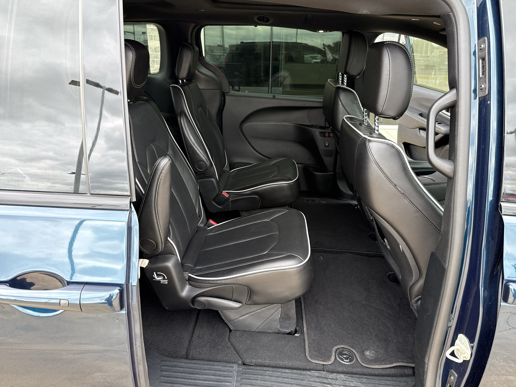Used 2025 Chrysler Pacifica Limited FWD image 17