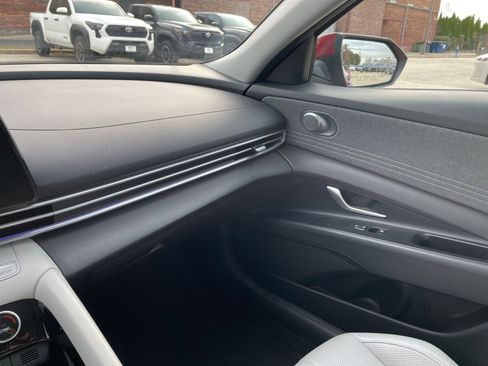 Used 2025 Hyundai Elantra Limited image 34