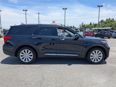 Used 2022 Ford Explorer Limited w/ Equipment Group 301A image 3