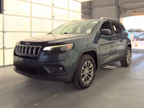 Used 2019 Jeep Cherokee Latitude Plus w/ Comfort/Convenience Group AWD/4WD image 2