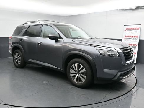 Used 2023 Nissan Pathfinder SL image 2