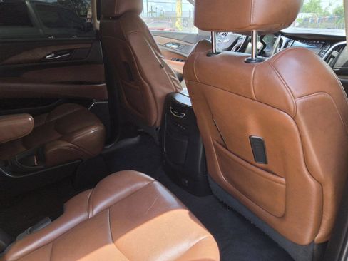 Used 2017 Cadillac Escalade ESV Premium Luxury RWD image 33
