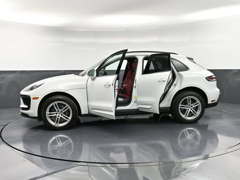 Certified 2022 Porsche Macan AWD/4WD image 37