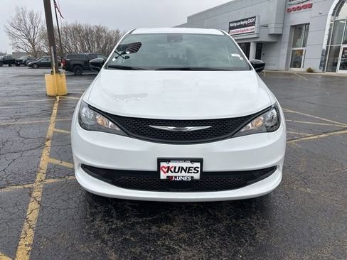 New 2026 Chrysler Voyager LX image 18