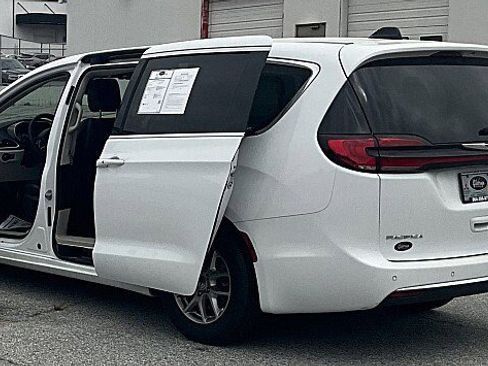 Used 2024 Chrysler Pacifica Touring-L image 9
