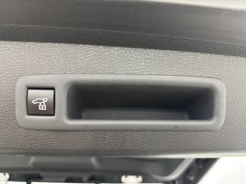 Used 2025 Toyota Sienna XLE w/ XLE Plus Package image 33