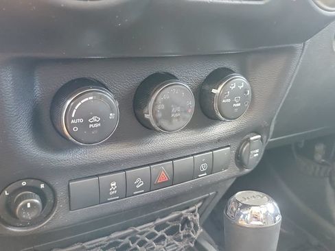 Used 2017 Jeep Wrangler Unlimited Sahara w/ Connectivity Group AWD/4WD image 18