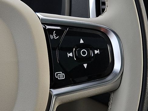 Certified 2023 Volvo XC90 B6 Plus image 23