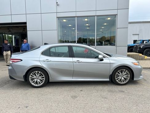 Used 2020 Toyota Camry XLE w/ Driver Assist Package FWD image 3
