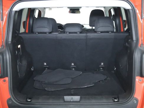 Used 2018 Jeep Renegade Latitude FWD image 28