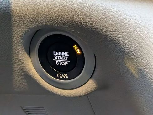 Used 2024 Chrysler Pacifica Touring-L image 24