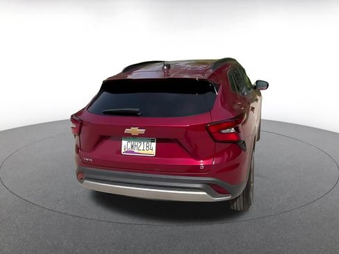 Used 2025 Chevrolet Trax LT FWD image 14